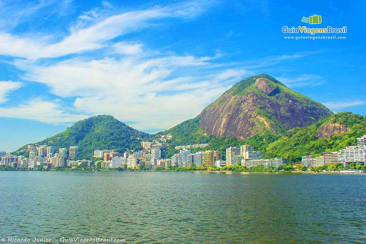 Imagem da Lagoa Rodrigo de Freitas e os belos prédios que possui em sua volta.